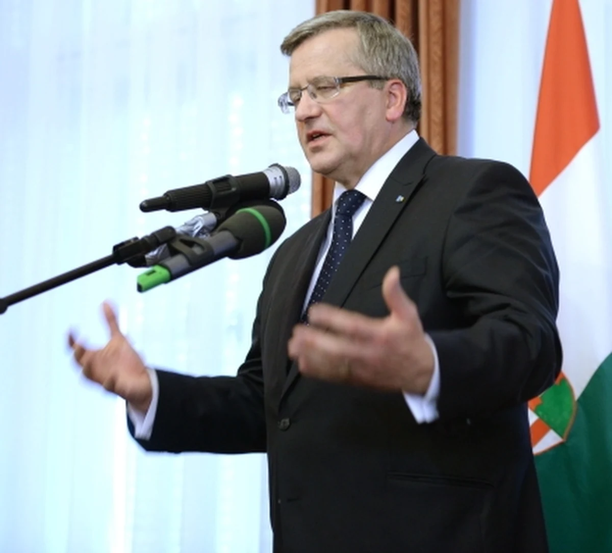 Prezydent Bronisław Komorowski spotka się we wtorek z premierem Donaldem Tuskiem i prezesem NBP Markiem Belką. Mają rozmawiać o taśmach opublikowanych przez tygodnik „Wprost”. 