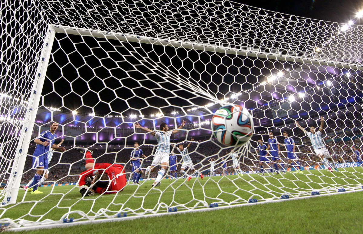 Bośniacki piłkarz Sead Kolasinac, który strzelił bramkę samobójczą w niedzielnym meczu mistrzostw świata przeciwko Argentynie, podziękował kibicom za wsparcie. Jego zespół przegrał 1:2 i zajmuje ostatnie miejsce w grupie F.