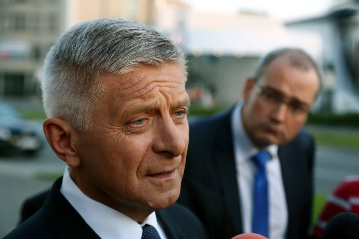 Około pół godziny trwało spotkanie prezydenta Komorowskiego z prezesem NBP Markiem Belka. Rozmowa miała dotyczyć ujawnionych przez tygodnik "Wprost" nagrań rozmowy Belki z szefem MSW Bartłomiejem Sienkiewiczem. Jeszcze dziś w tej sprawie prezydent ma rozmawiać z szefem rządu. 