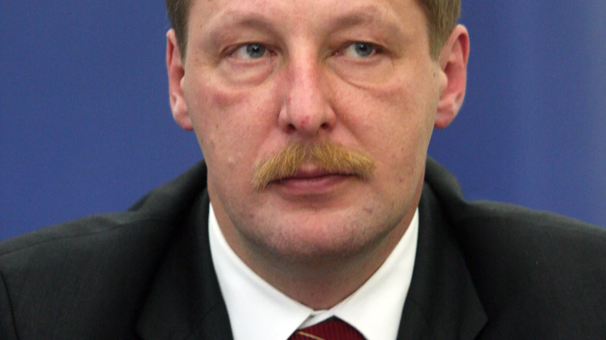 Ministerstwo Finansów ruszyło z kontrolą działań byłego wiceszefa tego resortu Andrzej Parafianowicza - ustalił reporter RMF FM Krzysztof Berenda. Z ujawnionych przez "Wprost" taśm wynika, że Parafianowicz, który wcześniej nadzorował działania skarbówki, miał obiecywać byłemu ministrowi transportu Sławomirowi Nowakowi pomoc w postępowaniu w sprawie gabinetu dentystycznego żony. 