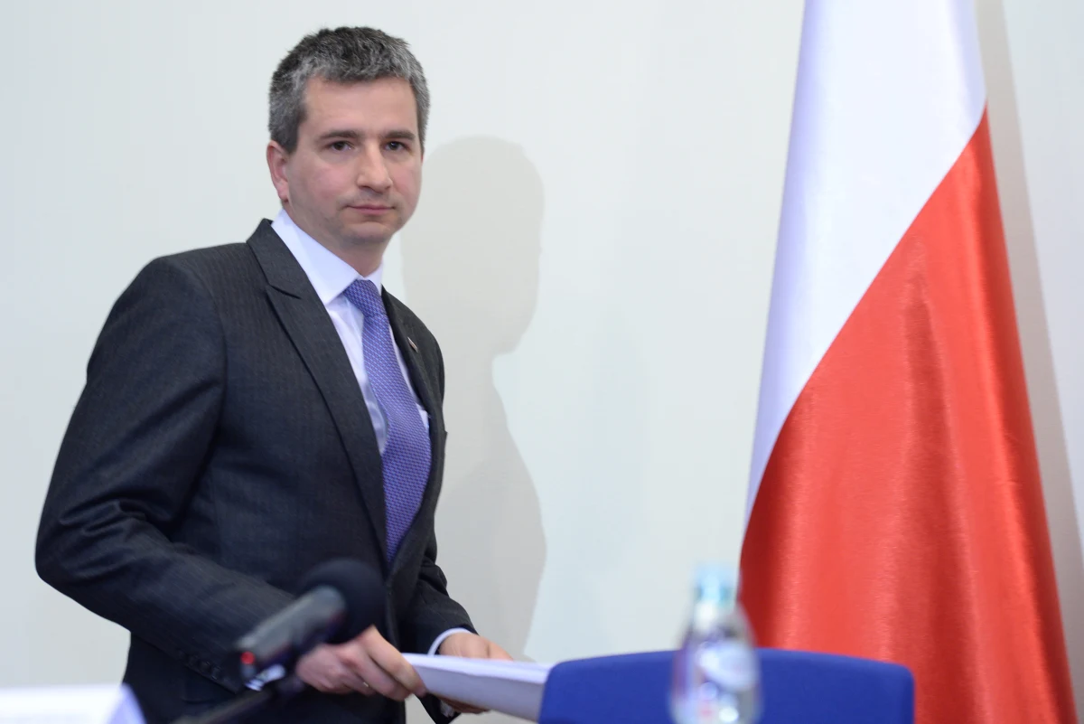 "Nie rozmawiałem z prezesem NBP Markiem Belką przed objęciem stanowiska ministra finansów, nie spotykam się też z nim prywatnie" - zapewniał konferencji prasowej minister finansów Mateusz Szczurek. "Projekt założeń zmian ustawy o NBP został wysłany do konsultacji wewnętrznych w Ministerstwie Finansów 5 lipca, a więc przed rozmową Belka-Sienkiewicz" - dodał. Podkreślił, że prace nad dokumentem zaczęły się w marcu 2013 roku.