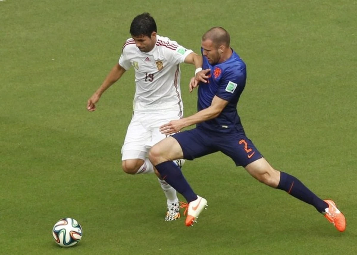 Chiński fan zmarł ze zmęczenia. Mężczyzna przez kilkanaście godzin bez przerwy oglądał mecze w ramach mundialu. Mężczyznę znaleziono martwego tuż po meczu Holandia-Hiszpania. Lekarze potwierdzili, że brak snu i wielkie emocje przyczyniły się do zgonu mężczyzny. Jego serce nie wytrzymało obciążenia.