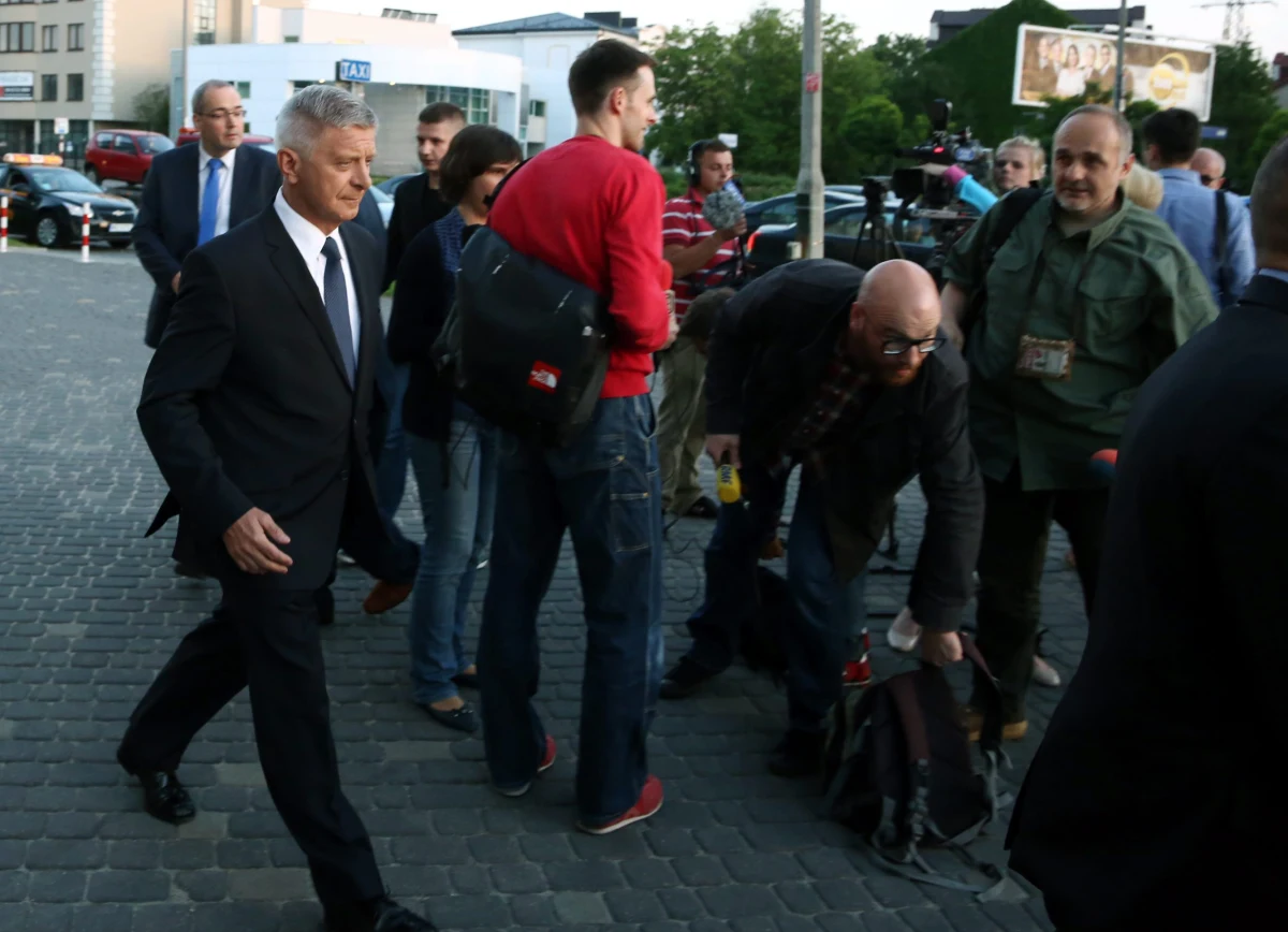 Na początek Oświadczenie Rady Polityki Pieniężnej: „Na dzisiejszym posiedzeniu Rady Polityki Pieniężnej, Członkowie Rady wydali następujące oświadczenie: Rada Polityki Pieniężnej pozytywnie ocenia dotychczasową bardzo dobrą współpracę z Prezesem NBP. Ubolewa, że wypowiedzi Prezesa NBP, zarejestrowane poprzez nielegalny podsłuch, mogą sprawiać wrażenie, że Przewodniczący RPP włączył się w polityczny cykl wyborczy. Takie zaangażowanie byłoby niedopuszczalne”.