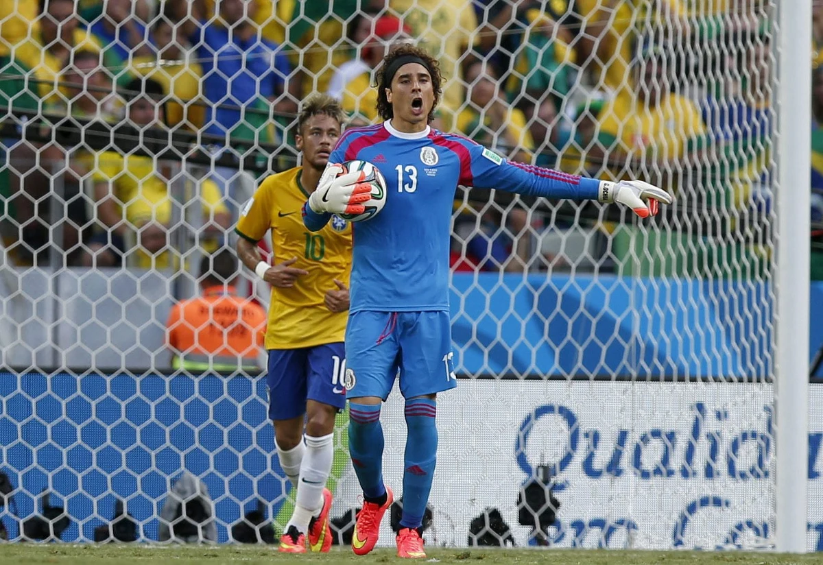Meksykanie mają nowego bohatera narodowego. Po świetnym występie w meczu mistrzostw świata z Brazylią został nim bramkarz Guillermo Ochoa. W internecie szybko pojawiły się jego zdjęcia jako Jezusa czy Supermana.  