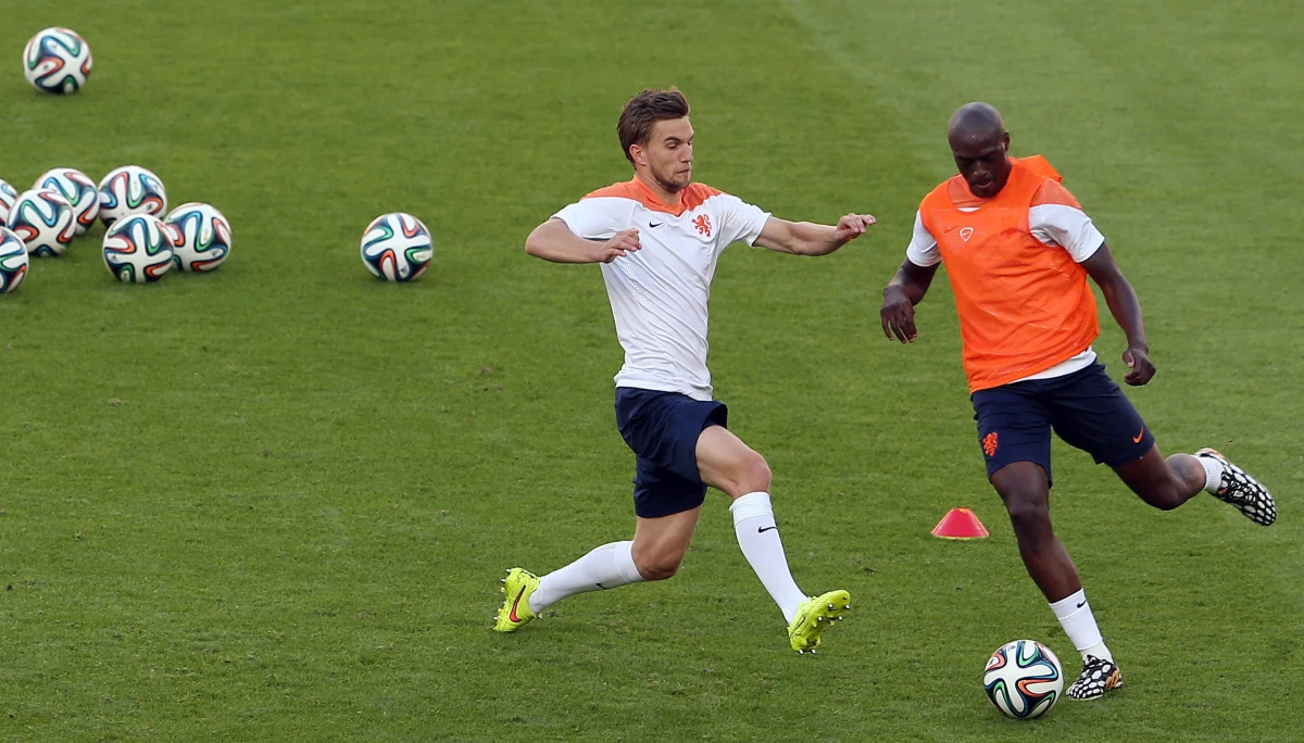 Piłkarze Holandii, którzy w pierwszym meczu brazylijskiego mundialu pokonali broniącą tytułu Hiszpanię 5:1, zmierzą się dziś w Porto Alegre z Australią. Rywal teoretycznie dużo słabszy, jednak "Pomarańczowi" nigdy z nim nie wygrali.