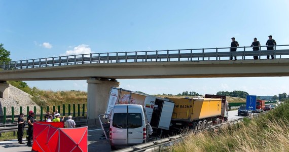 Po zderzeniu dwóch busów i tira na 136 kilometrze autostrady A4 w okolicy Kątów Wrocławskich w województwie dolnośląskim droga w stronę Wrocławia jest zablokowana. Kierowca jednego busa zginął, a drugiego trafił do szpitala. 