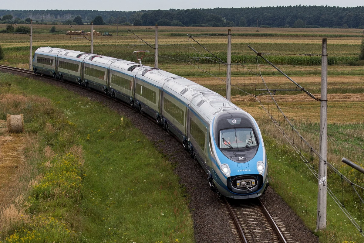 PKP wstrzymały odbiór techniczny kolejnych pociągów Pendolino z fabryki we Włoszech. Były one uszkodzone i miały zamontowane używane części. Kolejarze po raz pierwszy oficjalnie przyznają, że regularne kursowanie składów od grudnia jest coraz mniej realne. 