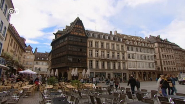 Przez 12 tygodni w roku obraduje tu Parlament Europejski. Strasburg to miasto, które ucieleśnia ideę integracji Starego Kontynentu - ale nie tylko dlatego warto je odwiedzić. Na każdym kroku napotkamy tu wspaniałe zabytki. Śródmieście Strasburga, tak zwane Grande Ile, wpisane jest na listę światowego dziedzictwa kulturowego ludzkości UNESCO. Tutejsza katedra - przez Victora Hugo uważana za prawdziwy cud - w XIX wieku była najwyższą budowlą świata. Strasburg to miasto, w którym średniowiecze spotyka się ze współczesnością, a kultura germańska z wpływami łacińskimi.