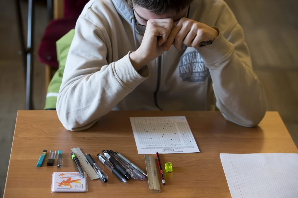 Najwięcej trudności uczniom sprawiły zadania sprawdzające wykorzystanie wiadomości z zakresu świadomości językowej i teorii literatury oraz chronologii historycznej. Z matematyki najtrudniejsze okazało się zadanie wymagające przeprowadzenia samodzielnego rozumowania matematycznego, a z chemii – wnioskowania o wyniku reakcji na podstawie zamieszczonych informacji.