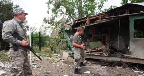 W starciach z prorosyjskimi separatystami w obwodzie ługańskim na wschodniej Ukrainie zginęło w nocy 15 żołnierzy sił rządowych - podał na stronie internetowej tygodnik "Dzerkało Tyżnia". Los dalszych 13 żołnierzy jest nieznany.