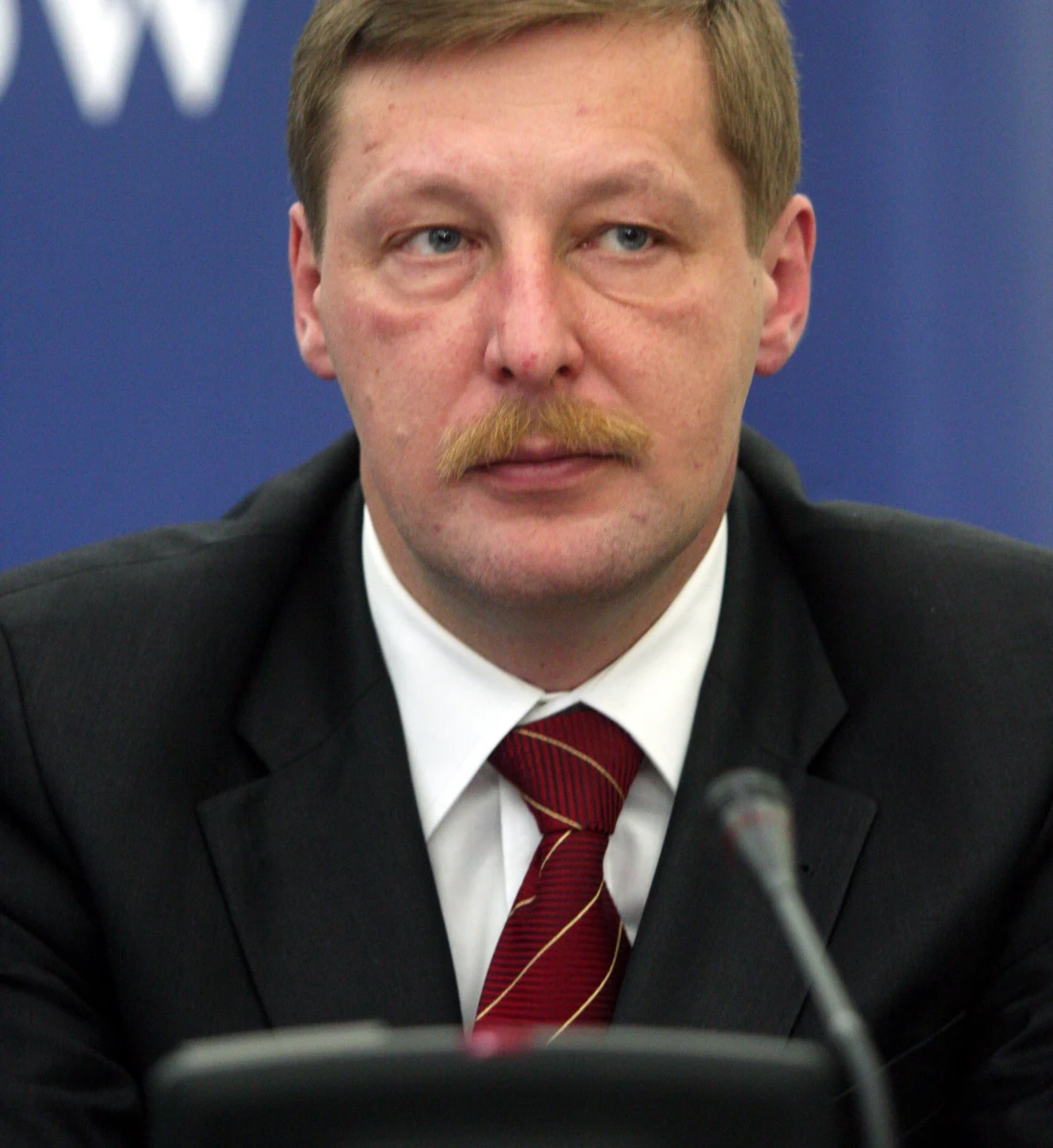 Rada Nadzorcza Polskiego Górnictwa Naftowego i Gazownictwa jednogłośnie zawiesiła Andrzeja Parafianowicza - wiceprezesa ds. korporacyjnych. Parafianowicz jest jednym z bohaterów afery podsłuchowej ujawnionej przez „Wprost”.