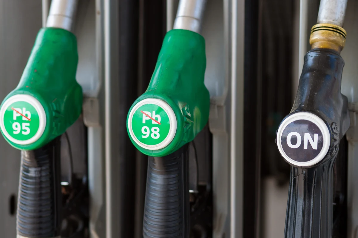 Długi weekend zaczyna się podwyżkami cen na stacjach paliw, bo drożeje cena ropy na światowych rynkach. Najwięcej powodów do obaw mają kierowcy samochodów benzynowych. 