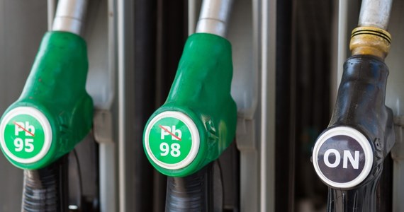 Długi weekend zaczyna się podwyżkami cen na stacjach paliw, bo drożeje cena ropy na światowych rynkach. Najwięcej powodów do obaw mają kierowcy samochodów benzynowych. 