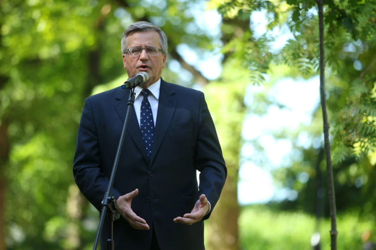 Jest pytanie do koalicji, do sił politycznych, czy potrafią dźwigać odpowiedzialność za państwo także w trudnych sytuacjach – tak prezydent Bronisław Komorowski mówi o aferze podsłuchowej ujawnionej przez „Wprost”. Jest też pytanie - dodał - do każdego polityka, czy wyciąga wnioski odpowiednie do zaistniałej sytuacji. 