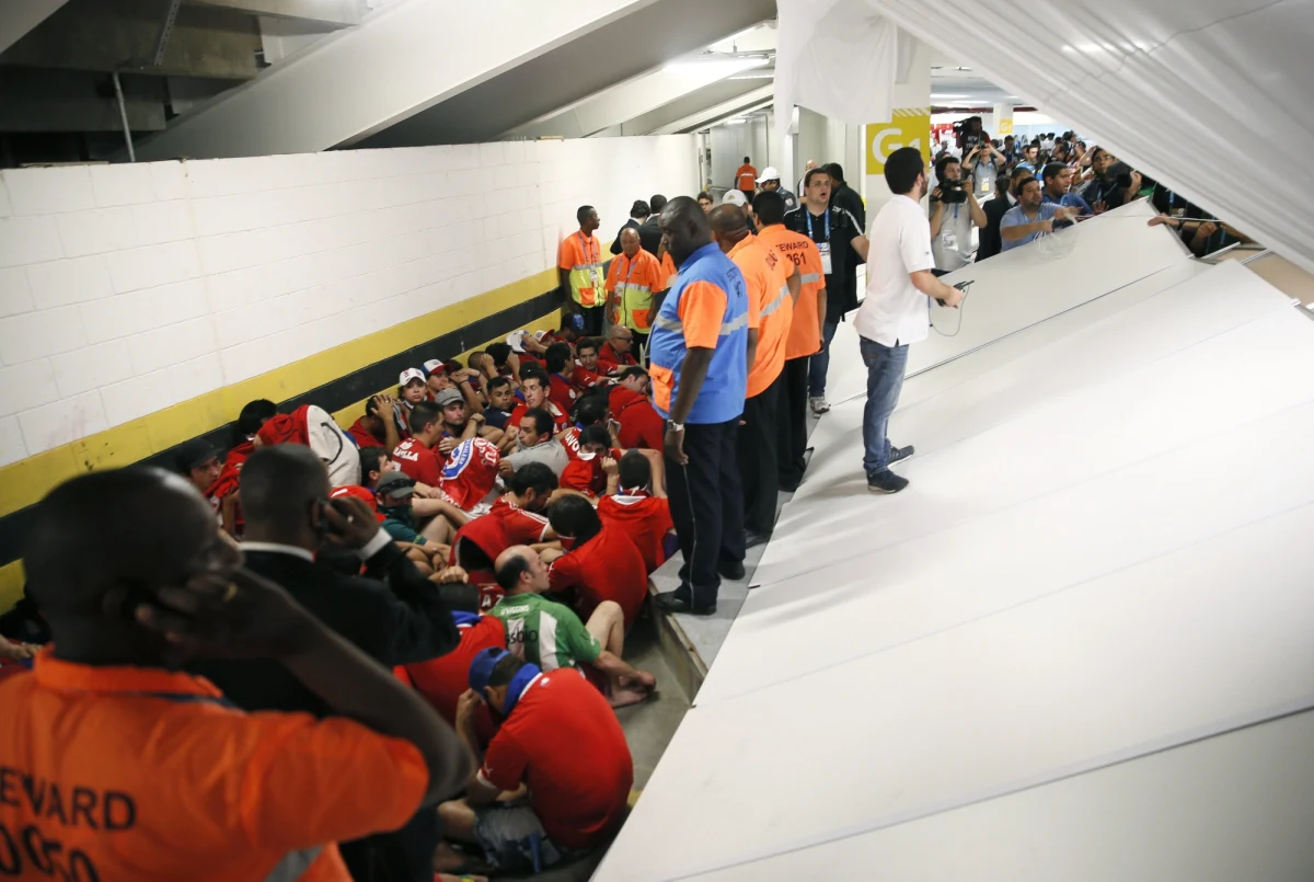 Około dwustu chilijskich kibiców wtargnęło do centrum prasowego na słynnym stadionie Maracana w Rio de Janeiro - donosi agencja Reutera. Właśnie na tym stadionie rozgrywane jest spotkanie reprezentacji Chile i Hiszpanii. Wiadomo, że w napaści ucierpiała kobieta, fanka chilijskiej drużyny narodowej.