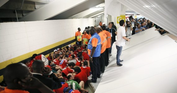 Około dwustu chilijskich kibiców wtargnęło do centrum prasowego na słynnym stadionie Maracana w Rio de Janeiro - donosi agencja Reutera. Właśnie na tym stadionie rozgrywane jest spotkanie reprezentacji Chile i Hiszpanii. Wiadomo, że w napaści ucierpiała kobieta, fanka chilijskiej drużyny narodowej.