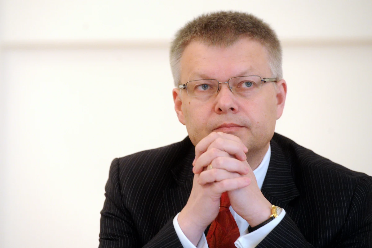 „Wydaje mi się, że te działania są strzałem w stopę i mogą być komentowane jako próba naruszenia wolności słowa, chęć kneblowania ust dziennikarzom. To zawsze może się obrócić przeciwko ABW i prokuraturze” – mówi o akcji w redakcji tygodnika „Wprost” Janusz Kaczmarek, były prokurator krajowy. „Tak szerokie przeszukanie, o którym słyszymy, gdzie chce się zająć wszelkie nośniki, laptop redaktora naczelnego, może stwarzać wrażenie, że chodzi o coś innego i dawać pole do spekulacji, że prokuratura wykracza poza swoje ustawowe działania” - podkreśla.