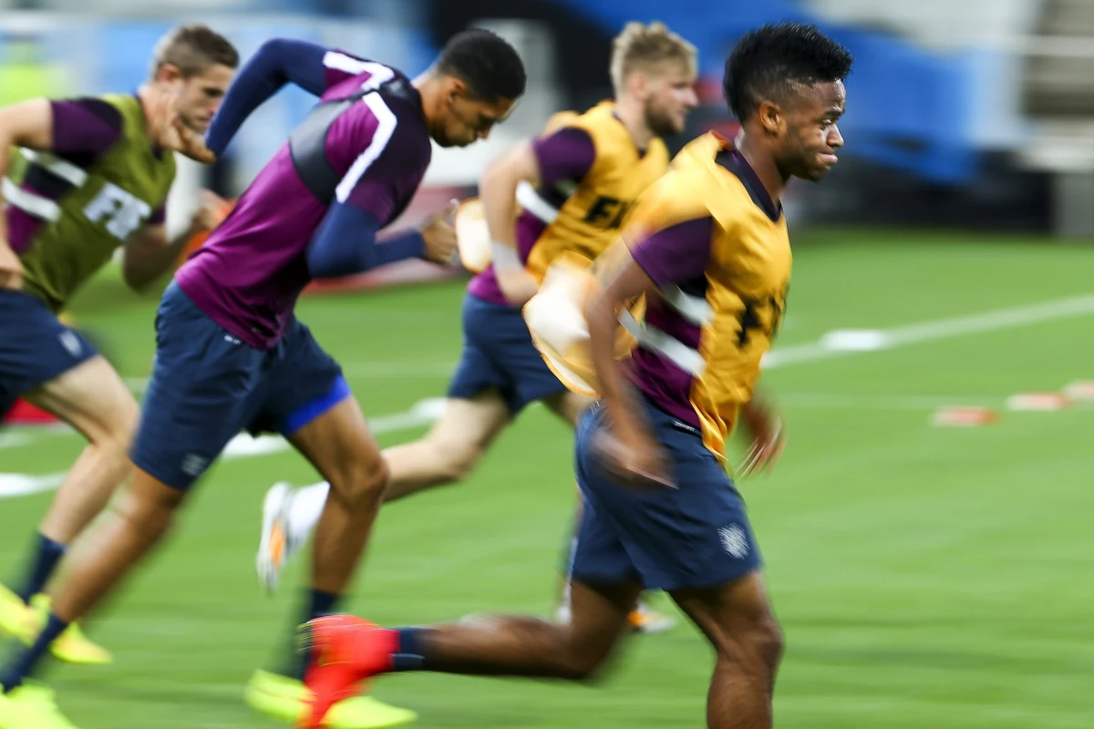 Dzisiejszy wieczór będzie należał do byłych mistrzów świata w piłce nożnej. O godzinie 21 czasu polskiego Urugwajczycy i Anglicy zmierzą się w meczu fazy grupowej w Sao Paulo. Dla obu drużyn to mecz decydujący o dalszym udziale w turnieju. 