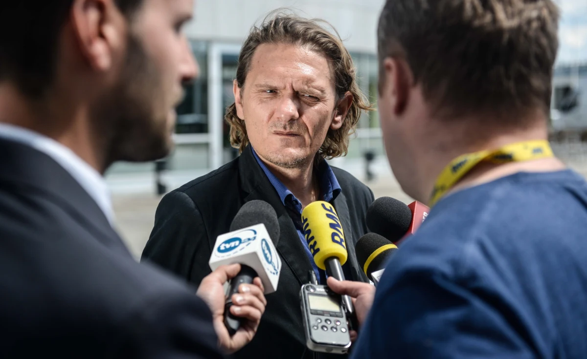 Cezary Bielakowski z działu śledczego tygodnika "Wprost" zapewnia, że mimo nalotu ABW na siedzibę tygodnika, w poniedziałek ukaże się kolejny numer tygodnika. Dziennikarz powiedział nam, że redakcja „Wprost” została zdemolowana, a gabinet naczelnego nie nadaje się do pracy. „Mimo to pracujmy normalnie” – powiedział reporterowi RMF FM.