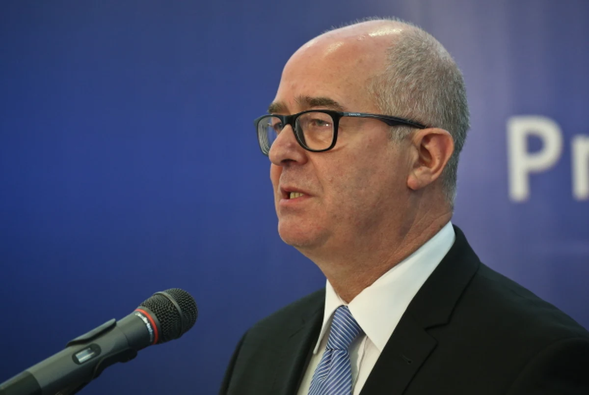 Trzeba przyznać, że Prokurator Generalny RP Andrzej Seremet wypadł znakomicie podczas dzisiejszej popołudniowej konferencji prasowej. Dziennikarze usiłowali zadawać mu niewygodne pytania (podobnie jak rano premierowi Donaldowi Tuskowi), ale nie zdołali wyprowadzić go z równowagi. Odpowiadał im rzeczowo, konkretnie, spokojnie, odwołując się do przepisów prawa.