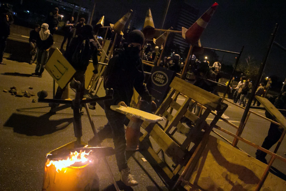 Ponad tysiąc demonstrantów zablokowało główną ulicę Sao Paulo w czasie meczu Urugwaju z Anglią. Protestujący domagali się bezpłatnej komunikacji publicznej. Doszło do starć z policją, która użyła gazu łzawiącego.
