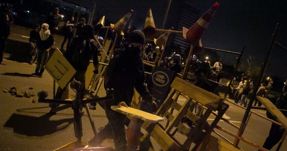 Ponad tysiąc demonstrantów zablokowało główną ulicę Sao Paulo w czasie meczu Urugwaju z Anglią. Protestujący domagali się bezpłatnej komunikacji publicznej. Doszło do starć z policją, która użyła gazu łzawiącego.