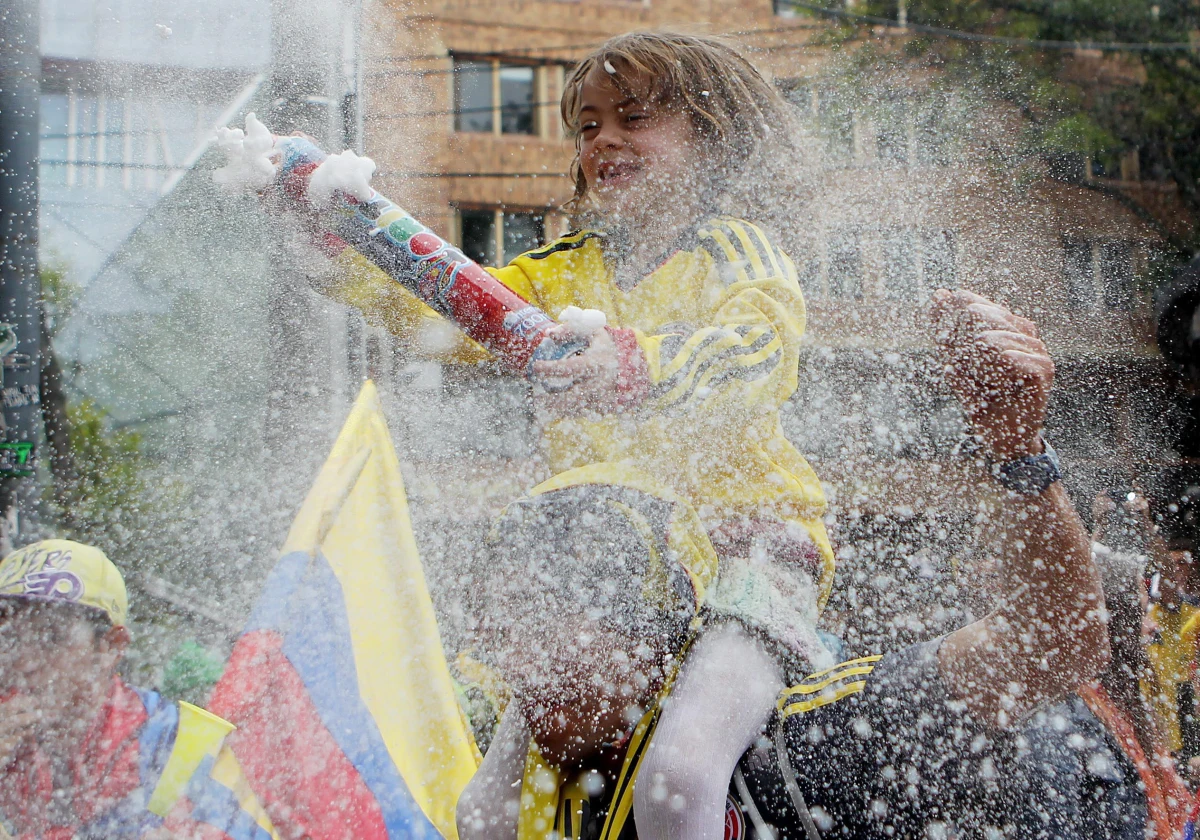 Zbłąkana kula śmiertelnie raniła w głowę 14-letnią kolumbijską dziewczynę, która w tłumie kibiców świętowała w Cali drugie zwycięstwo piłkarskiej reprezentacji w mistrzostwach świata w Brazylii - poinformowała gazeta "El Tiempo".