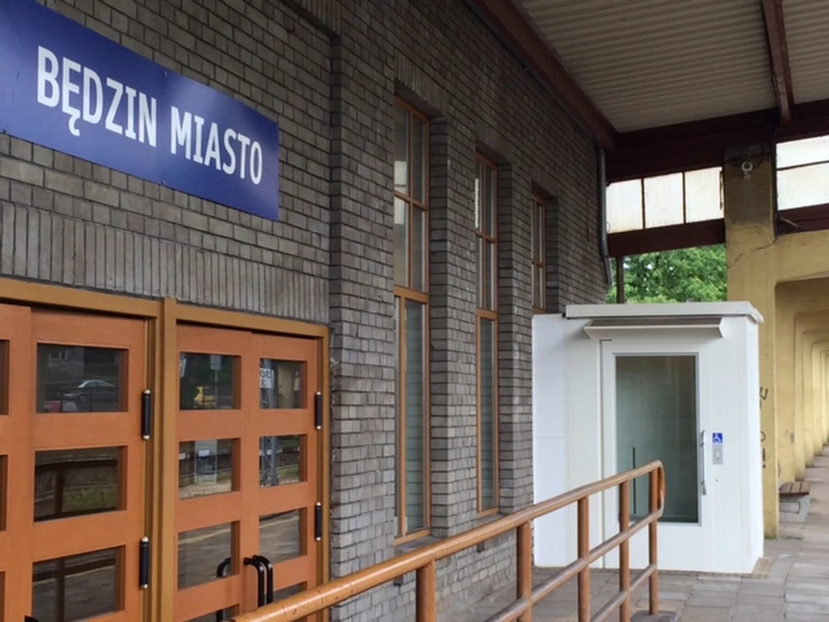 "​Winda dla niepełnosprawnych na dworcu kolejowym w Będzinie często nie działa. Remont dworca zakończył się dwa lata temu. Jest czysto, schludnie, pojawiły się windy dla osób na wózkach, ale rzadko można z nich korzystać" - napisali do nas w e-mailu słuchacze. RMF FM interweniuje w tej sprawie.