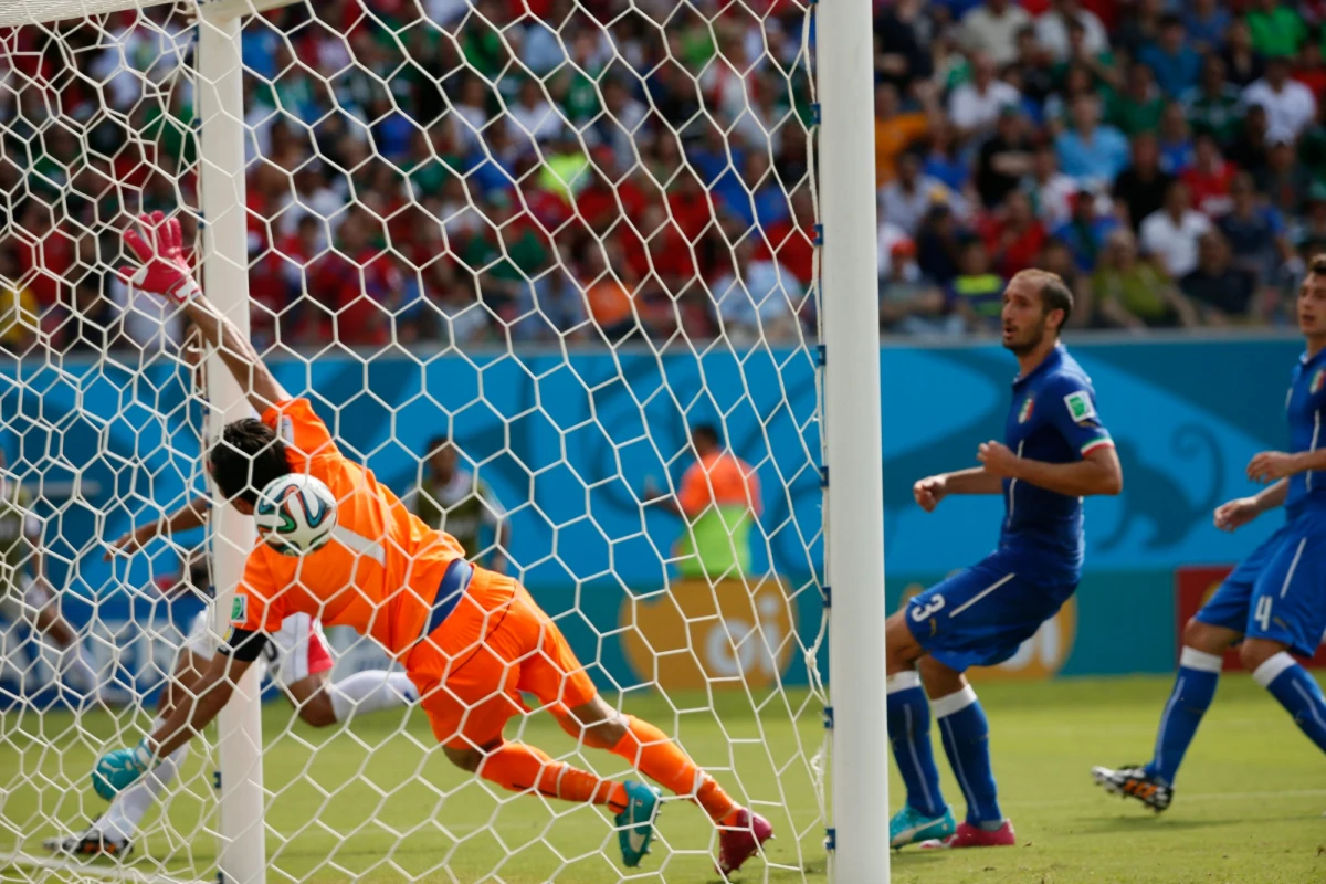 To kolejna niespodzianka tego mundialu! Włosi przegrali spotkanie z Kostaryką 0:1 i jeśli nie wygrają kolejnego meczu - z Urugwajem - będą musieli pożegnać się z mundialem. 