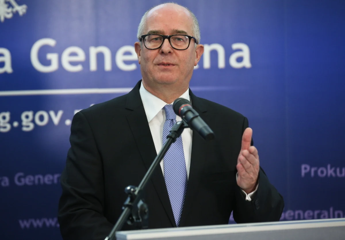 "Słyszałem wielokrotnie wezwania do dymisji. Jeśli moja dymisja miałaby się przyczynić do uspokojenia nastrojów, to jestem gotów to zrobić, ale nie sądzę, żeby to była właściwa droga, właściwy sposób" - stwierdził prokurator generalny Andrzej Seremet. Odniósł się w ten sposób do kolejnych doniesień na temat afery podsłuchowej i konferencji ministra sprawiedliwości, na której padły słowa o blamażu prokuratury. 