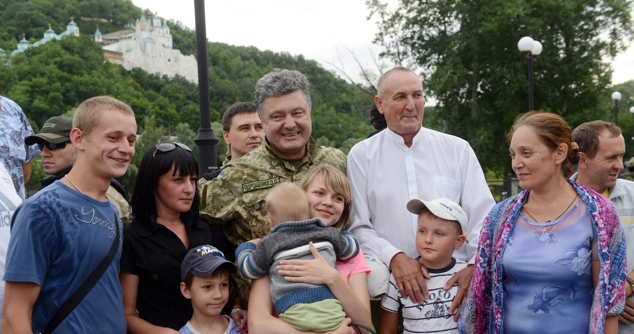 Petr Poroszenko (w środku) z mieszkańcami Słowianogorska w obwodzie donieckim