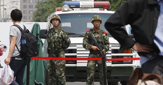 Chińska policja zabiła 13 ekstremistów, którzy próbowali dokonać zamachu na gmach służb ochrony prawa w Sinkiangu (Xinjiang), muzułmańskiej prowincji na północnym zachodzie Chin - poinformowały miejscowe władze.