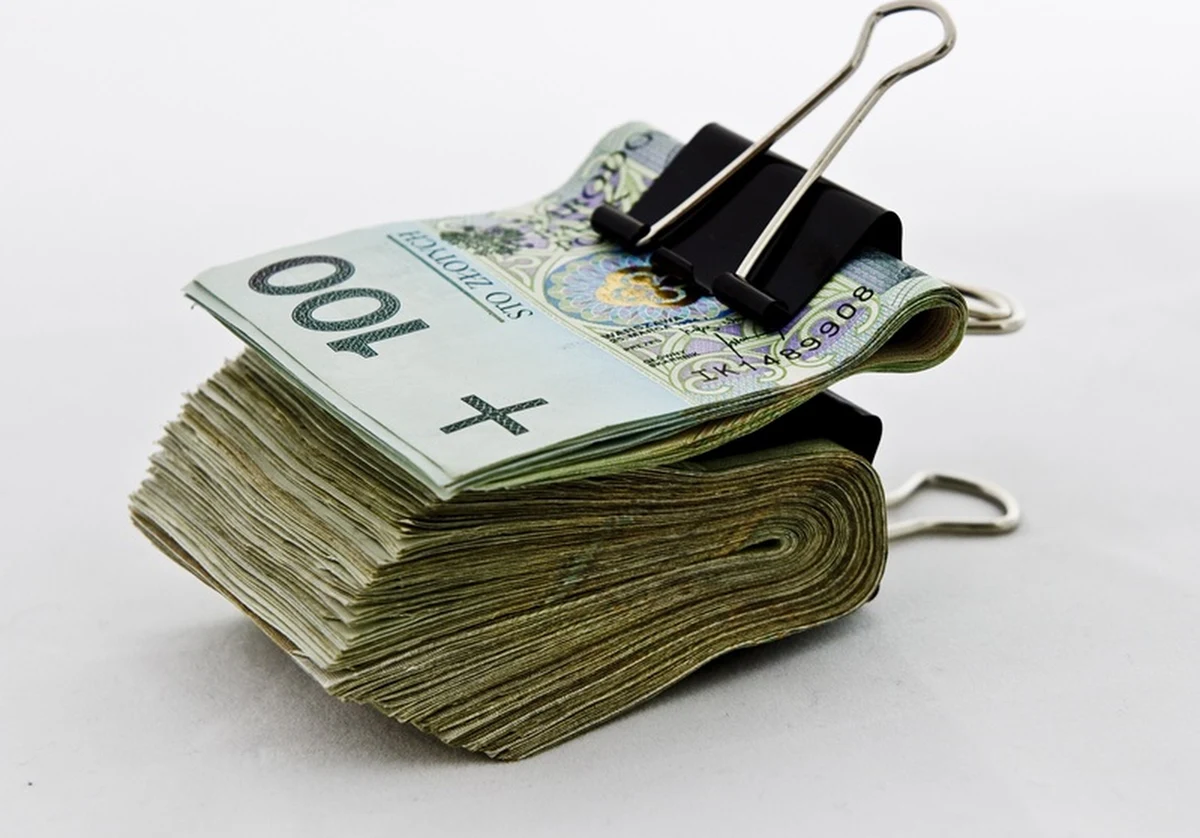 Prorozwojowy efekt funduszy UE w biedniejszych regionach to tylko mit - nie tworzą one miejsc pracy ani nie napędzają na stałe regionalnej gospodarki - pisze "Gazeta Wyborcza".