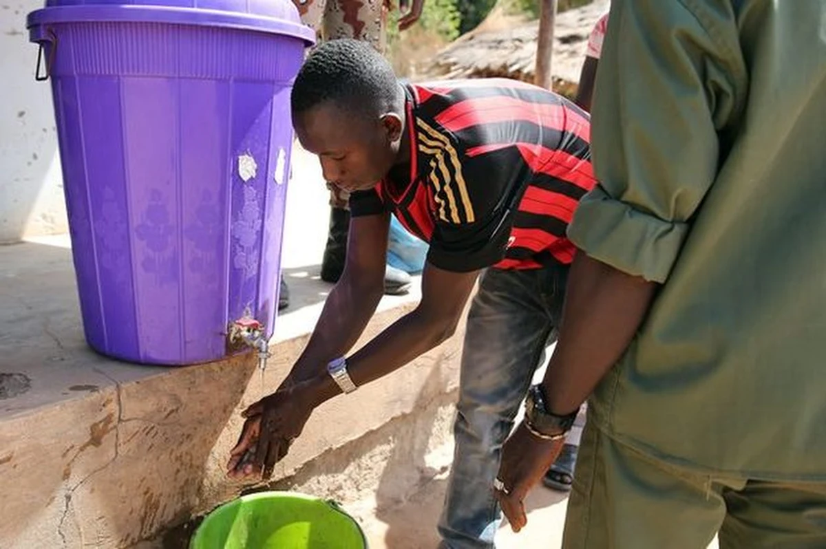 Epidemia zabójczego wirusa Eboli, której kres ogłosiły w maju władze Gwinei, zaatakowała znowu i rozszerzyła się na dwa sąsiednie kraje - Sierra Leone i Liberię. Zmarło już ponad 330 osób.