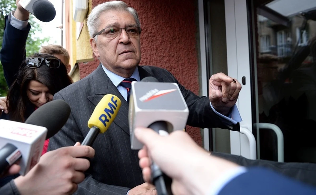 Jacek Kondracki, pełnomocnik tygodnika "Wprost" pojawił się w warszawskiej prokuraturze. Mecenas przekazał śledczym nagrania z nielegalnych podsłuchów i oświadczenie, że nie zawierają one tajemnicy dziennikarskiej.