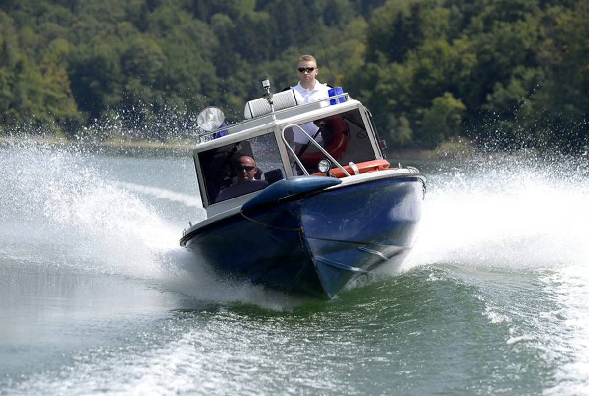 Policyjni wodniacy zatrzymali od początku długiego weekendu trzech pijanych sterników, którzy pływali po szlaku Wielkich Jezior Mazurskich. Rekordzista miał w organizmie blisko dwa promile alkoholu.