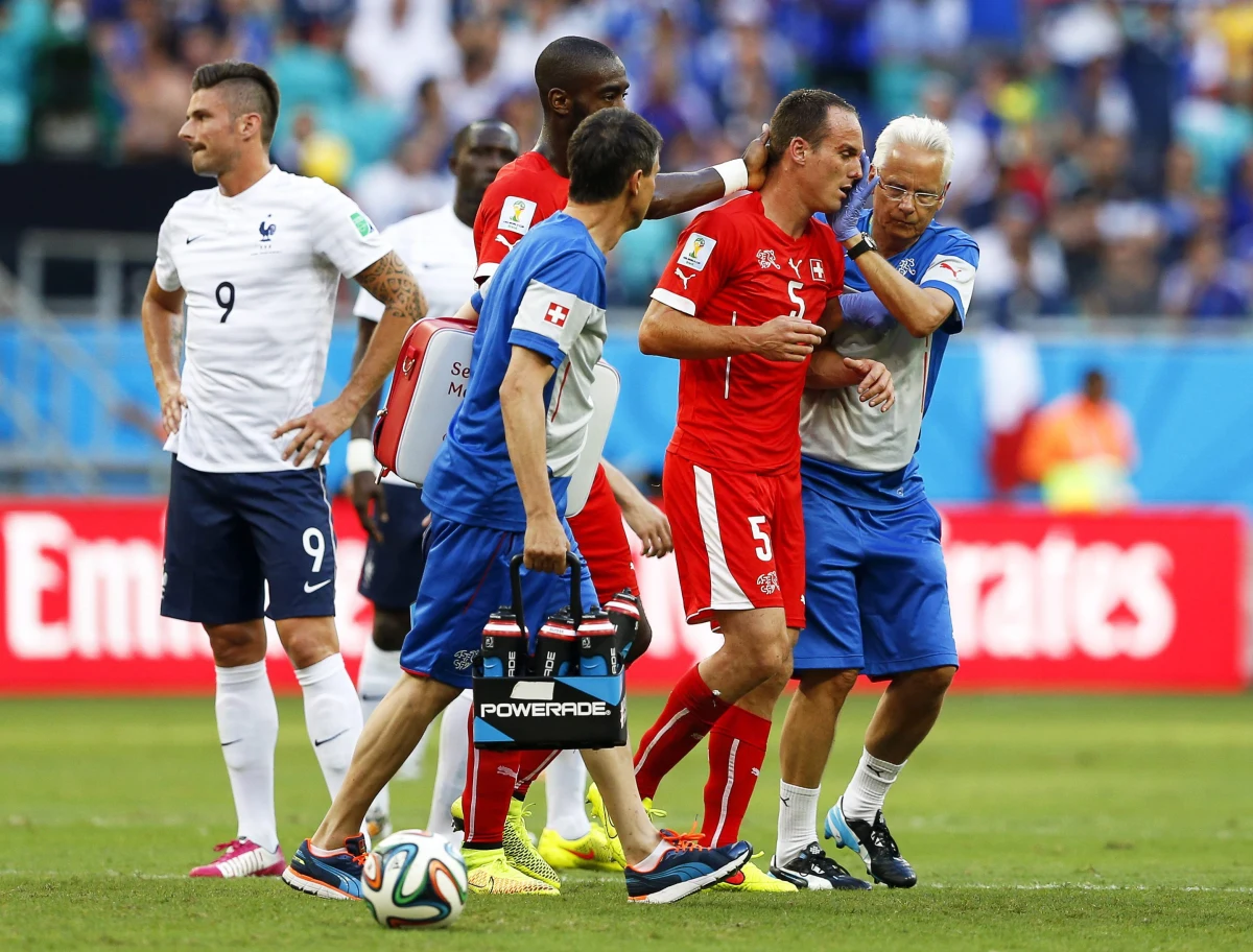 Steve von Bergen, środkowy obrońca reprezentacji Szwajcarii, nie zagra więcej w piłkarskich mistrzostwach świata w Brazylii. Jak wykazały badania, w piątkowym spotkaniu z Francją (2:5) doznał złamania kości lewego oczodołu.