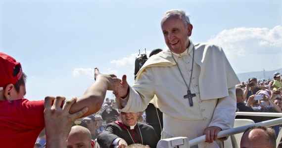 Papież Franciszek pojechał do włoskiej Kalabrii, by oddać hołd pamięci Nicoli Campolongo, który zginął tam w styczniu w zamachu zorganizowanym przez mafię. Spotkał się z ojcem chłopca. Mężczyzna siedzi w więzieniu za narkotyki.