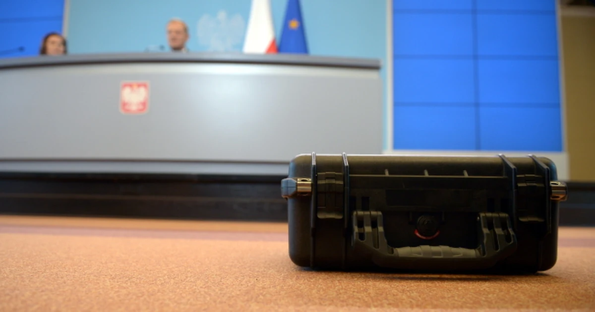 Agencja Bezpieczeństwa Wewnętrznego postanowiła brnąć w kompromitację. Jak zapowiedział w TVP Info jej rzecznik prasowy podpułkownik Maciej Karczyński, słynna walizka, którą funkcjonariusze ABW porzucili w popłochu w redakcji „Wprost”, zostanie sprzedana na aukcji, a dochód z jej sprzedaży będzie przekazany na cele charytatywne. 