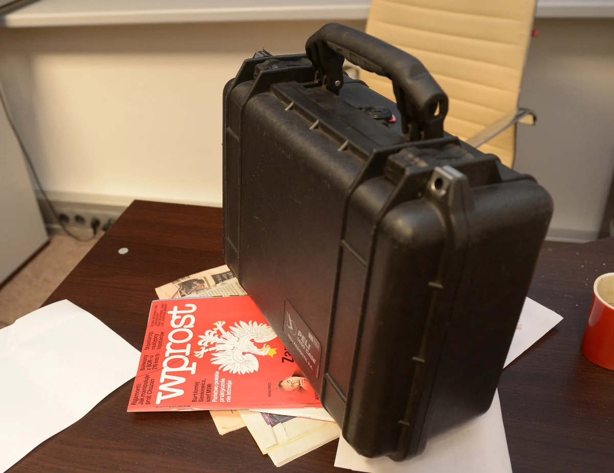 Od wybuchu afery taśmowej wszyscy zadają sobie jedno pytanie: Kto i w jakim celu nagrywał czołowych polskich polityków? W mediach pojawiło się wiele teorii dotyczących tej kwestii. "wSieci" dopatruje się tu inspiracji ze strony rosyjskiej, "Wyborcza" pisze o zamieszanym w sprawę pośle PiS, a "Newsweek" twierdzi, że oficer BOR, który od samego początku wymieniany jest w gronie podejrzewanych to najprawdopodobniej ofiara pomyłki służb. 