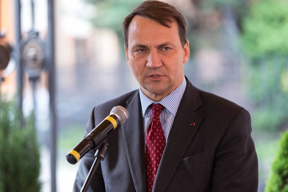 "Wiesz, że polsko-amerykański sojusz jest nic niewarty. Jest wręcz szkodliwy, bo stwarza Polsce fałszywe poczucie bezpieczeństwa" - takie słowa miał wypowiedzieć szef polskiej dyplomacji Radosław Sikorski w rozmowie z byłym już ministrem finansów Jackiem Rostowskim. Do mediów wyciekają nowe fragmenty zapisów nagrań z nielegalnych podsłuchów, do których dotarł tygodnik "Wprost".