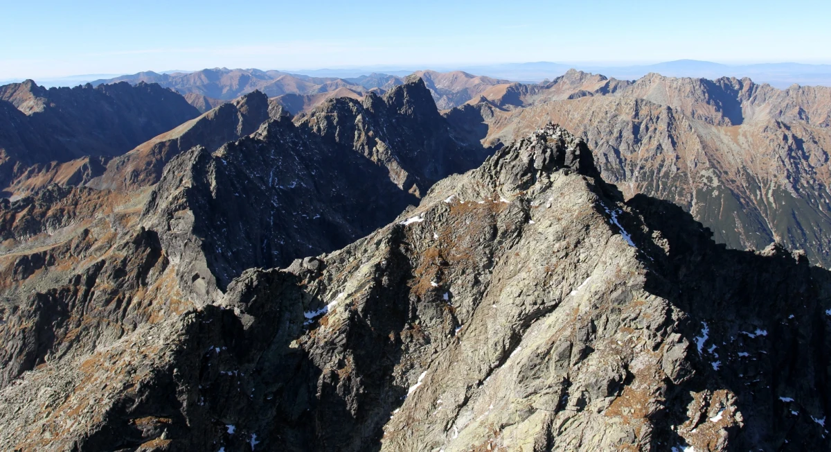 W Tatrach w czasie przedłużonego weekendu ratownicy TOPR interweniowali 18 razy. Wiele wypadków zakończyło się hospitalizacją - powiedział dyżurny ratownik Tomasz Wojciechowski. W słowackiej części gór polski turysta zginął na Pośredniej Grani.