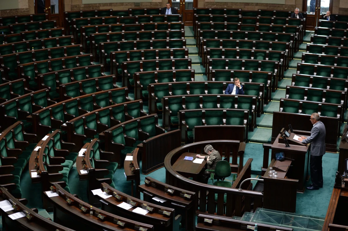 Na początek tygodnia - seria politycznych konsultacji w sprawie afery podsłuchowej! Lider PSL - wicepremier Janusz Piechociński - spotka się z prezydentem Bronisławem Komorowskim, a także z premierem Donaldem Tuskiem. PiS ma rozmawiać z przedstawicielami opozycyjnych ugrupowań o konstruktywnym wotum nieufności. Przedterminowe wybory to jedyna opcja? 