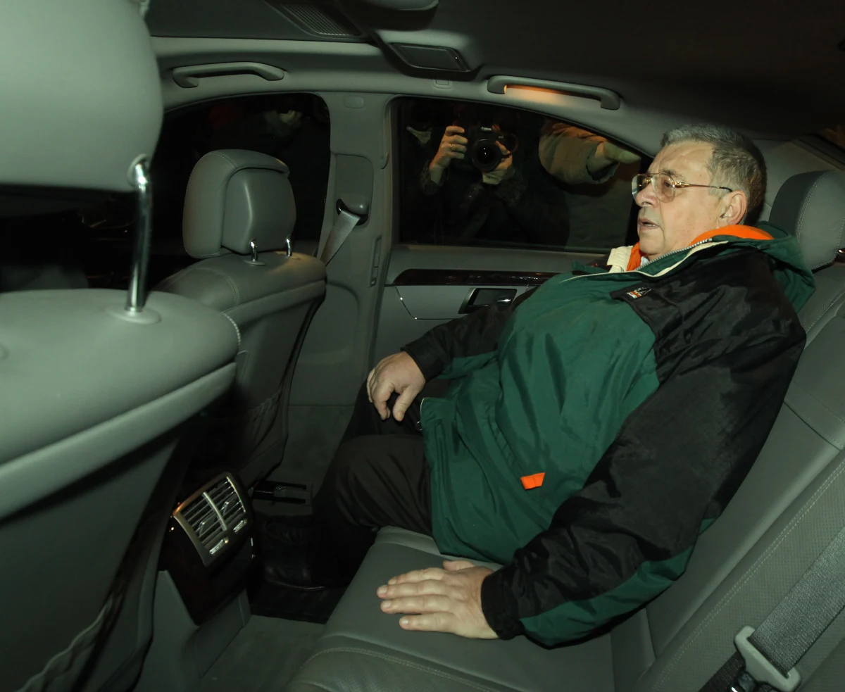 Choć został skazany, szybko dzięki prawnikom opuścił więzienie. Lew Rywin (68 l.) wiedzie dziś ekskluzywne życie - pisze poniedziałkowy "Fakt", powołując się na czytelnika, który znanego producenta filmowego spotkał w Chorwacji na luksusowym jachcie. 