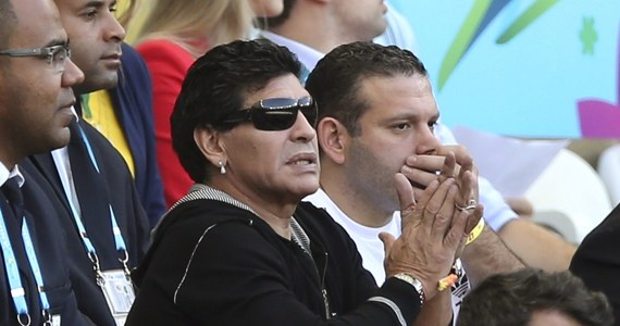 Słynny argentyński piłkarz Diego Maradona podczas telewizyjnego programu pokazał... środkowy palec szefowi tamtejszej federacji Julio Grondonie. W ten sposób zareagował na jego słowa, jakoby przynosił pecha "Albicelestes".