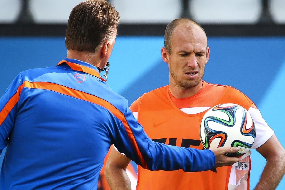 Stawką meczu Holandii z Chile w Sao Paulo będzie pierwsze miejsce w grupie B mistrzostw świata. Oba zespoły, świetnie spisujące się w brazylijskim mundialu, już zapewniły sobie udział w 1/8 finału. "Pomarańczowym" wystarczy remis. Początek spotkania o godz. 18 polskiego czasu.