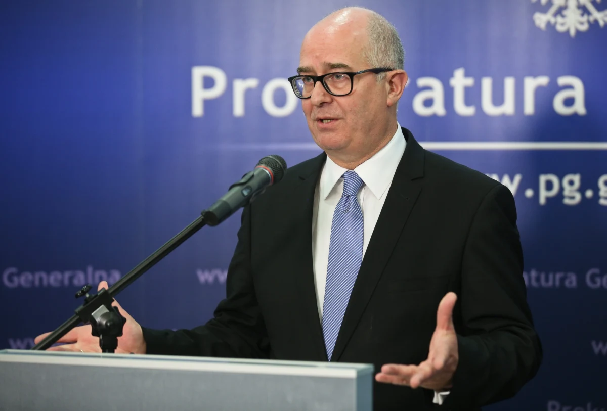 Konstytucja Rzeczypospolitej Polskiej w rozdziale "Rada Ministrów i Administracja Rządowa" określa, że Rada Ministrów prowadzi politykę wewnętrzną i zagraniczną Rzeczpospolitej Polskiej. Kolejne artykuły dają podstawę do twierdzenia, że najważniejszymi zadaniami Rady Ministrów jest sfera ochrony finansów państwa, jego bezpieczeństwo wewnętrzne, porządek publiczny i dbanie o prawidłowe stosunki z innymi państwami. W tym kontekście nasuwa się oczywisty wniosek, że najważniejszymi ministrami, którzy realizują te zadania są minister spraw wewnętrznych, minister spraw zagranicznych oraz minister finansów. Do organów zewnętrznych, choć niezależnych,  wspomagających zadania rządu zaliczyć należy Narodowy Bank Polski, który realizuje politykę pieniężną państwa oraz prokuraturę, która strzeże praworządności w państwie i czuwa nad ściganiem przestępstw. 