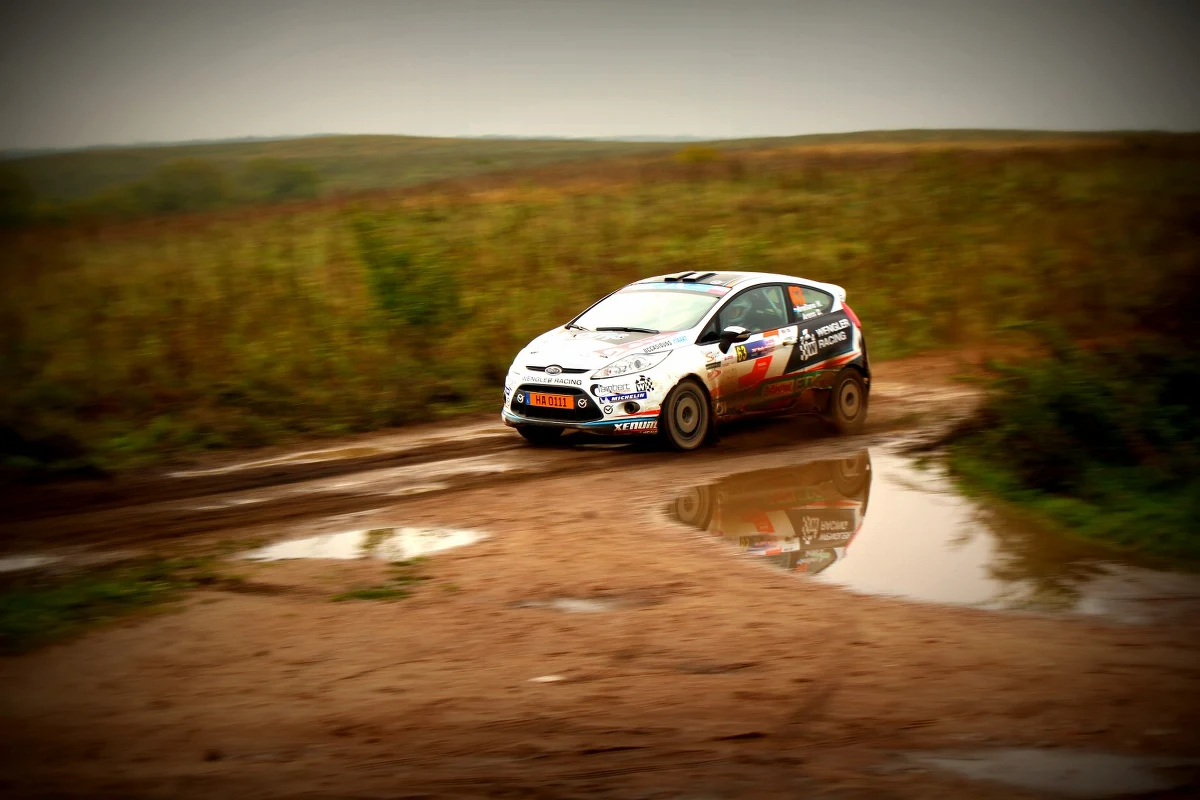 W czwartek w Mikołajkach rozpocznie się 71. Rajd Polski, siódma runda mistrzostw świata. Wystartuje w nim m.in. broniący tytułu Sebastien Ogier (VW Polo WRC). "Spodziewam się, że drugie przejazdy będą się znacznie różniły od pierwszych" - prognozuje Francuz. Fin Jari-Matti Latvala przekonuje zaś, że… polscy kibice są zwariowani na punkcie rajdów: "Tak było już pięć lat temu, a teraz doping będzie jeszcze bardziej intensywny, bo Robert Kubica startuje w WRC. Spodziewam się wspaniałej atmosfery".