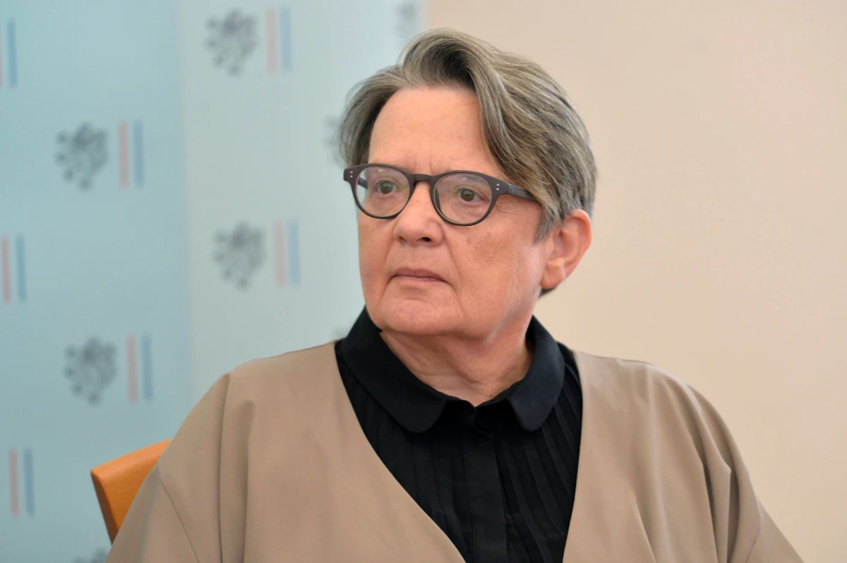 Agnieszka Holland wyreżyseruje kilka odcinków trzeciego sezonu "House of Cards" - podaje dziś portal Stopklatka. W serialu mogą pojawić się spore zmiany, bo polska reżyserka przyznała w rozmowie z portalem, że w przypadku fabuły "przedstawiona wizja polityki jest zbyt abstrakcyjna".
