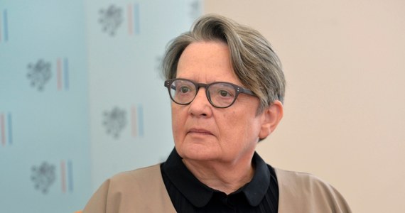 Agnieszka Holland wyreżyseruje kilka odcinków trzeciego sezonu "House of Cards" - podaje dziś portal Stopklatka. W serialu mogą pojawić się spore zmiany, bo polska reżyserka przyznała w rozmowie z portalem, że w przypadku fabuły "przedstawiona wizja polityki jest zbyt abstrakcyjna".